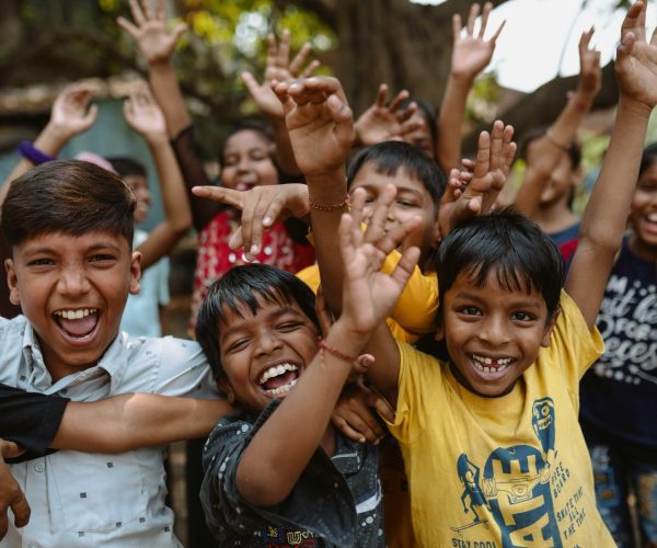 Grinende drenge i Indien rækker hænderne op og fejrer fællesskab i LittleBigHelps børneprogram Grinende drenge i Indien rækker hænderne op og fejrer fællesskab i LittleBigHelps børneprogram