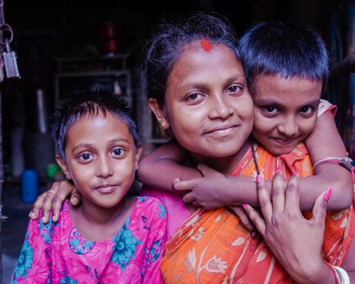 Mor og børn viser omsorg og nærhed i LittleBigHelps arbejde med familier i slummen i Kolkata Mor og børn viser omsorg og nærhed i LittleBigHelps arbejde med familier i slummen i Kolkata
